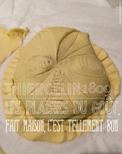 Avant de badigeonner de jaune d'œuf, faire au couteau le décor souhaité