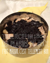 puis l'ail noir écrasé sur la chair émiettée puis un morceau de filet de canard.