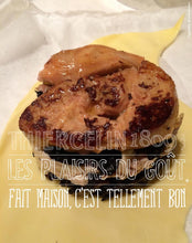 Finir avec une tranche de foie gras préalablement taillée (environ 30 g) et assaisonnée de chaque côté à la fleur de sel et au poivre de Tasmanie, avant d'être poêlée.