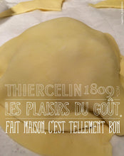 A l’aide d’un emporte-pièce de 80 mm, réaliser un disque de pâte feuilletée puis le déposer sur le dessus. Envelopper dessus-dessous le tout dans le feuilletage en serrant bien. Avec l’emporte pièce de 80 mm, découper la pièce et retirer l’excédent de pâte.