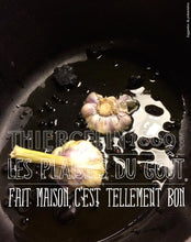 Couper en deux la botte d'ail frais. Dans une casserole, ajouter un filet d'huile d'olive et y placer l'ail frais et quelques gousses d'ail noir.