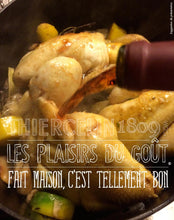 Déglacer au vin rouge puis couvrir. Laisser mijoter à feu moyen. Après cuisson, passer le tout au chinois. Réserver. Conserver le jus de cuisson.