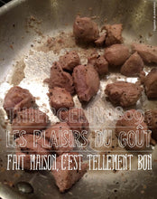 "J'avais quelques restes de sot-l'y-laisse que j'ai incorporé dans mon pithiviers. Le pithiviers est une façon gourmande d'utiliser les restes. Il suffit de les réchauffer ou cuisiner avec l'assaisonnement de votre choix. Des champignons frais ou déshydratés, quelques épices ou ici de l'ail noir et des trompettes de la mort".